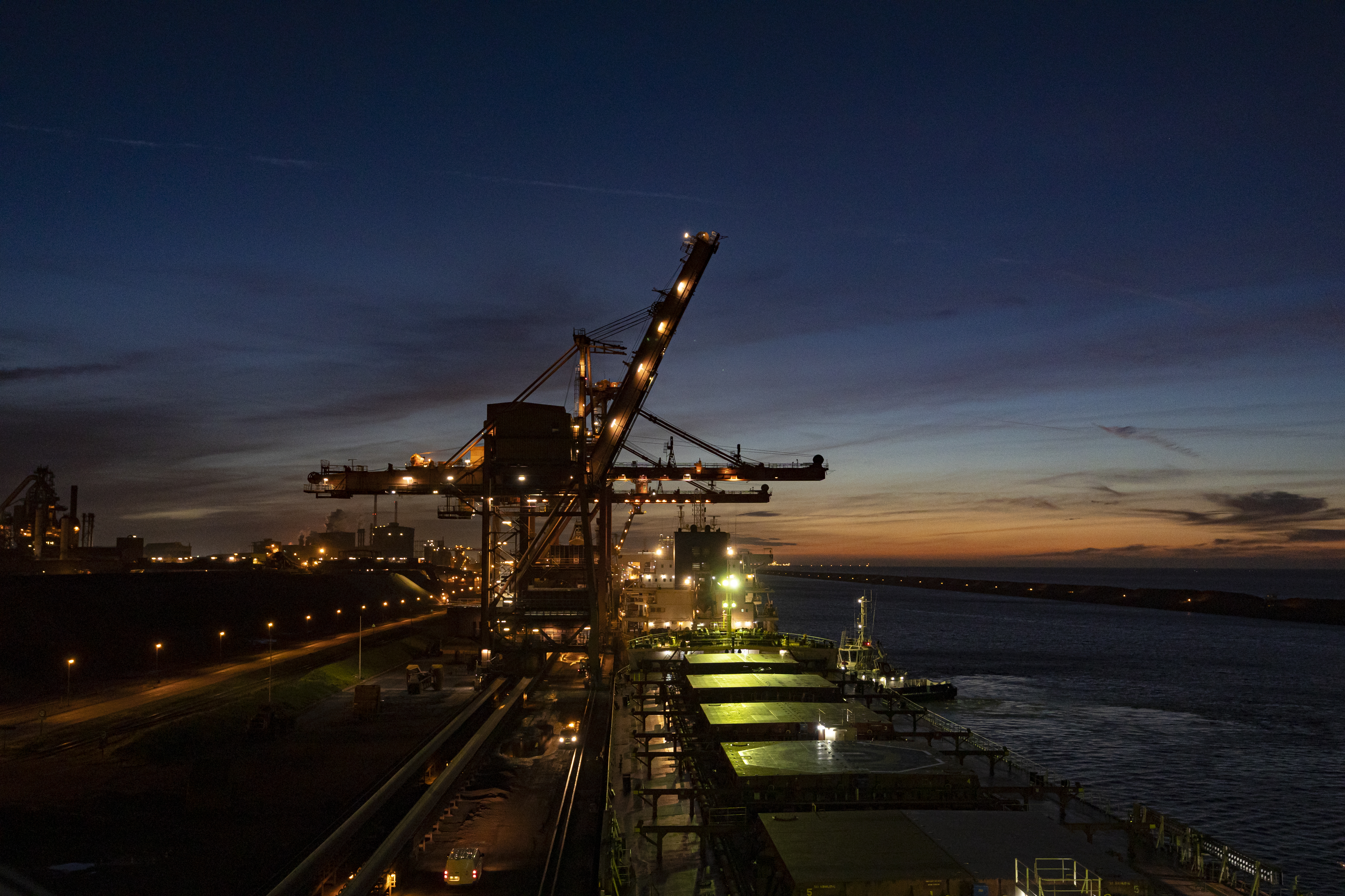 Image du port Ouest de Dunkerque de nuit